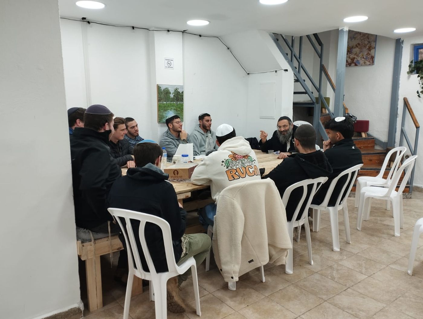 חברותא סביב שולחן
