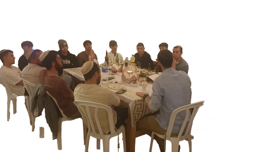 לומדים סביב השולחן בפינת הלימוד בשוק